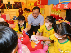 市長朱立倫與小朋友們一同示範正確消毒及擦拭方法。（圖／記者黃村杉攝）