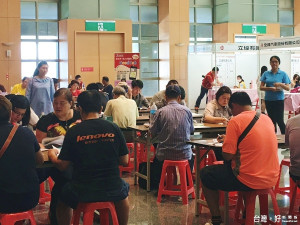 就服中心在市府6樓大禮堂辦理中型徵才活動。（圖／記者黃村杉攝）