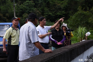 林縣長〈右3〉會同議員陳淑惠〈右2〉前往位於水里鄉鉅工村及頂崁村交界的把馬坑溪會勘護岸整治工程。