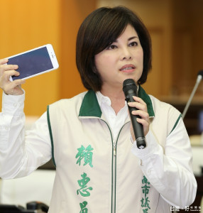 賴惠員抨擊環保局根本不符民情，因為全部發放的消毒水都是冷噴劑，而冷噴劑的高技術使得里長申領情況不佳。