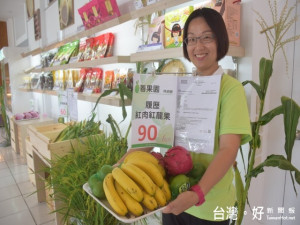 大甲區芋樂大世界正式推出有機、無毒及生產履歷蔬果認證，首天

上市即受到愛環保人士矚目，公司負責人吳佩玲逐一介紹產品來源

，供消費者有目標的選擇購買。（記者陳榮昌攝）