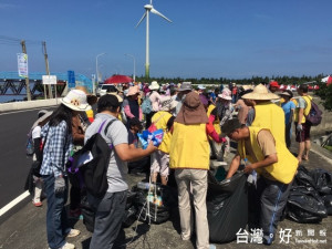 台中市政府舉辦放流魚苗及淨灘活動，民眾參與熱絡，第三天在

大安塭寮漁港落幕，恢復西海岸的美化，成果十分豐碩。（記者陳榮昌攝）