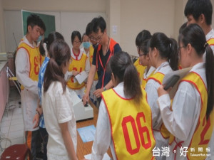 弘光科技大學舉辦「第5屆食科盃食品檢驗分析達人競賽」提升食

品相關科系學生的檢驗分析能力，參加學生聆聽比賽製作及操作方式。（記者陳榮昌攝）