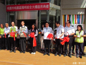陽明綜合大樓落成啟用，市長鄭文燦、市議員黃景熙、邱素芬、林政賢、李光達、陳美梅、蘇家明與桃園區長張世威、教育局高安邦、前代表會主席游財登、里長牛阡源、李振華、彭俊衡與陽明社區發展協會理事長柳瑞杏均與會出席此場盛會