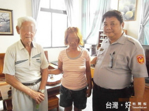 昏倒路旁被救的老翁　林重鎣攝