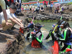 培養小朋友愛護海洋觀念　苗縣將舉行魚苗放流活動 。（意象圖／資料照片）