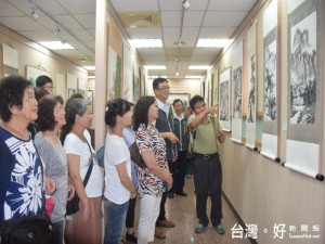 外埔區長卓義騰及課室主管，二十二日上午抵大甲農會參觀外埔長

青學苑國畫班師生聯展，肯定長輩們有活到老、學到老的精神。（
記者陳榮昌攝）