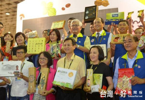 雲林物產館開幕，縣長李進勇與嘉賓們推薦雲林優質物產，並共同擊鼓，期盼「鼓動雲林、共創佳績」。（記者陳昭宗翻攝）