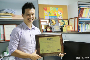 崑山科大吳宏偉教授獲IEEE MTT-S傑出年輕工程師獎，台灣第一人。