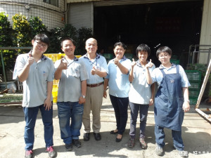去年四月典雅實業廠參加身障就博會，老闆陳柏勳(右4)一口氣僱用四名身障員工。