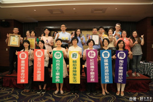 局長劉淑惠、主秘劉啟崇偕同各主管，秀出以「臺南市府社會局」等字為首的社福亮點藏頭詩以及得獎獎座。
