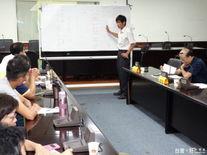 六月十一日台南一場及時雨，造成安平五期重劃區多處淹水，市議員李文正（中）召集水利、工務相關單位檢討。