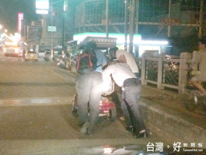 霧峰警方橋上推車　林重鎣攝