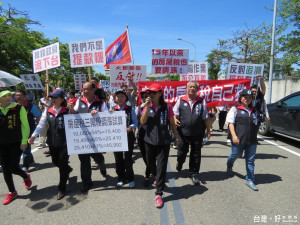 民眾兩度衝破警方人牆，直上2樓市長室，台南市長賴清德原本今天上午10時30分在永華市政中心有公開記者會，臨時於上午8時30分更改行程至新營，引發群眾激憤 。