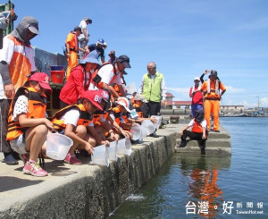 台塑六輕展現友善土地環境之精神，在廠區附近海域放流58.7萬尾魚苗，豐富當地漁業資源，提高在地漁民之漁獲量。（記者陳昭宗拍攝）