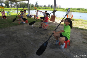 南台南家扶中心推出獨木舟挑戰計畫，預計今年9月帶領青少年橫渡安平運河，家扶少年做滑槳練習。