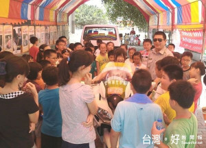 北港警分局預防犯罪及交通宣導列車深耕校園，喚醒民眾對於正確路權之重視。（記者陳昭宗拍攝）