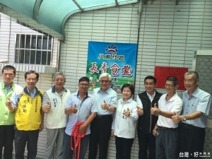 圖說：雲林縣第29個設立的斗南鎮小東長青食堂，今日上午揭牌試辦，社區長者開心共進午餐。（記者簡勇鵬攝）
