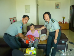 臺南市後備指揮部參謀主任柴春生中校（左）偕同留守科長吳中校等人，前往探訪八二三炮戰倪春雲烈士遺孀曾繁英女士（中），並致贈養生禮盒，表達後備指揮部關懷之意。