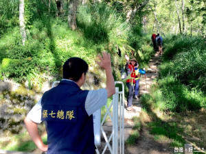 保七總隊第五大隊武陵小隊員警，到雪霸國家公園各登山口，提醒山友儘快下山。（圖／保七總隊第五大隊提供）