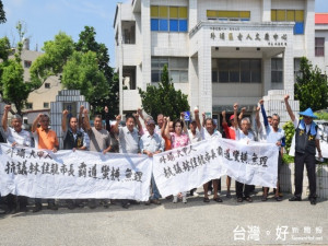 台中市環保局六日舉辦外埔堆肥場重新啟用公聽會。市議員李榮鴻

、林素真與百位大甲、外埔民眾在大門口拉白布抗議，並集體移至

會場強力反對，場面呈緊張氣氛。（記者陳榮昌攝）
