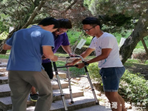 弘光科技大學暑假舉辦身心障礙學生登百岳「石門山」挑戰自我活

動，十位肢障、聽障、視障、學習障礙等不同障礙學生，在堅毅的

心志下暢行無阻，完成了這不可能的任務。（記者陳榮昌攝）