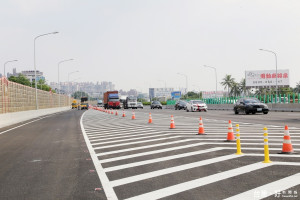 變換車道應打正確方向燈。