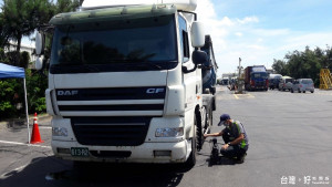 環保局稽查進出六輕工業區進出柴油車排煙。（雲林縣環保局提供）