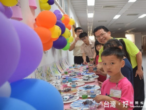 大甲區公所暑期役男為清寒家庭兒童課輔活動，七日舉辦成果展，

吸引不少民眾參觀，肯定役男為學童們的努力。（記者陳榮昌攝）
