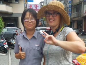 比利時籍女遊客透過警專實習生詹佩怡（左）等員警熱心協助順利訪友，稱讚台灣的警察真是貼心又溫暖。（記者黃玉鼎攝）