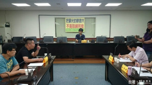 市議員李文正（中）召開「應把觀光的餅做大，不是取締民宿」記者會，認為新政府應鬆綁法令，把觀光的餅做大，取締民宿不但不利觀光發展，對飯店業者也毫無幫助。