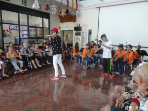臺南藝術大學及後甲國中國樂團昨到永康區廣善護理之家舉辦『為愛啟程』音樂會。