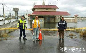 北港警方在易淹水的漁港碼頭道路拉起封鎖線，管制人車進入，避免發生危險。（記者陳昭宗拍攝）
