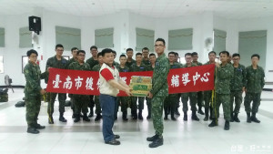 台南市後輔中心慰勞災防部隊，提升國軍官兵士氣。（記者邱仁武／攝）