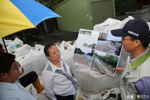 嘉義縣長張花冠與立委蔡易餘視察新埤大排，防颱風過後因大雨而產生淹水