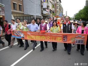 「2016桃園閩南文化節」以「藝閣嘉年華」大遊行揭開序幕。