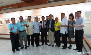 河北省文化廳王離湘書記（右5）來台灣參加「河北采風攝影特展」，與南鯤鯓代天府主委王連興及總幹事侯賢遜、公關組長陳思妤等人歡喜合影比出第一讚。（記者邱仁武／攝）