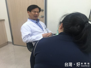 大甲光田醫院婦產部醫師龍年發為三十七歲陳姓上班族，解說經痛

治療方法，指勿錯過黃金治療期，以免產生不必要的後遺症。（記者陳榮昌攝）  