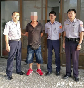 陳男受友人招待到小吃部唱歌，卻趁機竊取友人包包內現鈔，遭店家報警逮捕。（記者陳昭宗拍攝）
