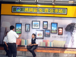 公車候車亭掛美圖，桃園區公所巧思成為民眾打卡熱區