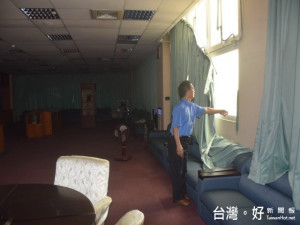 大甲區公所行政中心，辦公場地不足，部份職員工必須分散辦公，

卻留下豪華裝橫的前代表會主席、副主席辦公室未用，劉區長認為

暴殄天物，將重編課室場地，讓職員工在一起有效益執行區務。（記者陳榮昌攝）