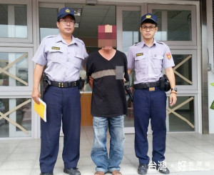 男子參加進香活動，因貪杯於酒後騎車闖紅燈被警方攔查酒測，依法上銬移送法辦。（記者陳昭宗拍攝）
