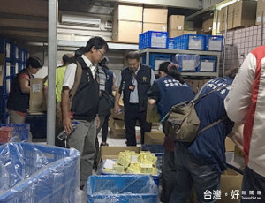 雲林地檢署與食藥署、雲林縣衛生局等單位前往該公司稽核，查獲非法竄改有效期限之事證。（記者陳昭宗拍攝）