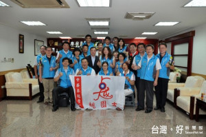 邱議長與桃園市卓越青工總會幹部合影留念。 
