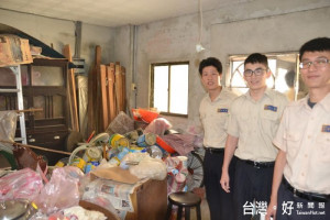 桃園市政府環保局與華山基金會合作，前往大溪區協助獨居長者打掃及整理居家環境。
