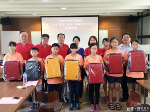 台北市明門扶輪社社長張洋文率社員捐贈書包給花蓮縣玉里、富里、卓溪三鄉鎮學子