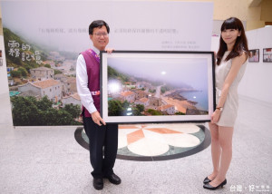 紀實攝影家陳希倫贈送個人攝影作品予桃園市長鄭文燦。
