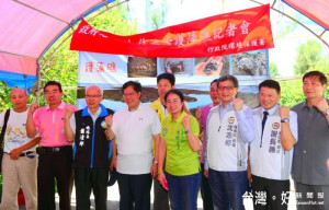 市長鄭文燦(左四)、環保署督察總隊長蕭清郎(左三)、立委陳賴素美(左六)、議員邱佳亮(左五)、環保局長沈志修(右三)、農業局長謝長勝(右二)、在地聯盟理事長潘忠政(左一)出席「政府志工合作減污護藻礁」記者會 。