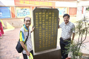 安平天后宮張省吾(左)與賢良港祖祠林自弟董事長(右)在祖祠石碑前合影。