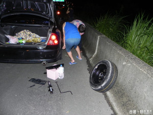 圖說：台78線東向西車道發生貨卡車裝載整包螺絲起子掉落意外，造成多輛車輪胎破裂而停靠路肩求援。（記者簡勇鵬攝）